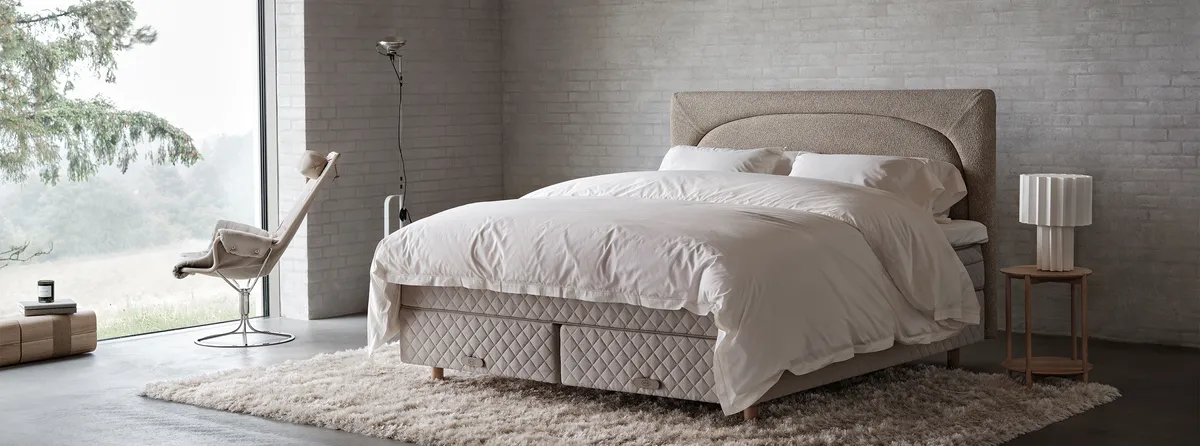 When it comes to luxury mattresses in Singapore, Savoir and Duxiana stand out. Both brands are known for their handcrafted beds, offering unmatched comfort and luxury. Savoir, a British brand, focuses on bespoke luxury, using the finest materials for a tailored sleep experience. In contrast, Duxiana emphasizes sleep science with its Pascal system and continuous springs for optimal support and deep sleep. Understanding these differences can help you choose the perfect mattress for your needs.